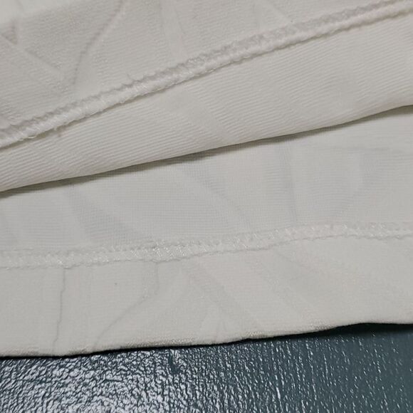 ANDRIA LIEW, STRETCH TOP, size small, white. Beautiful fabric. - Picture 6 of 10